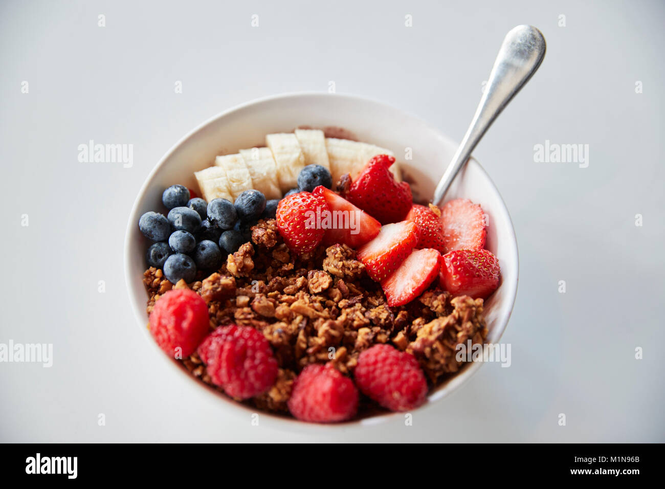 Ciotola di muesli e frutta fresca per una sana prima colazione Foto Stock