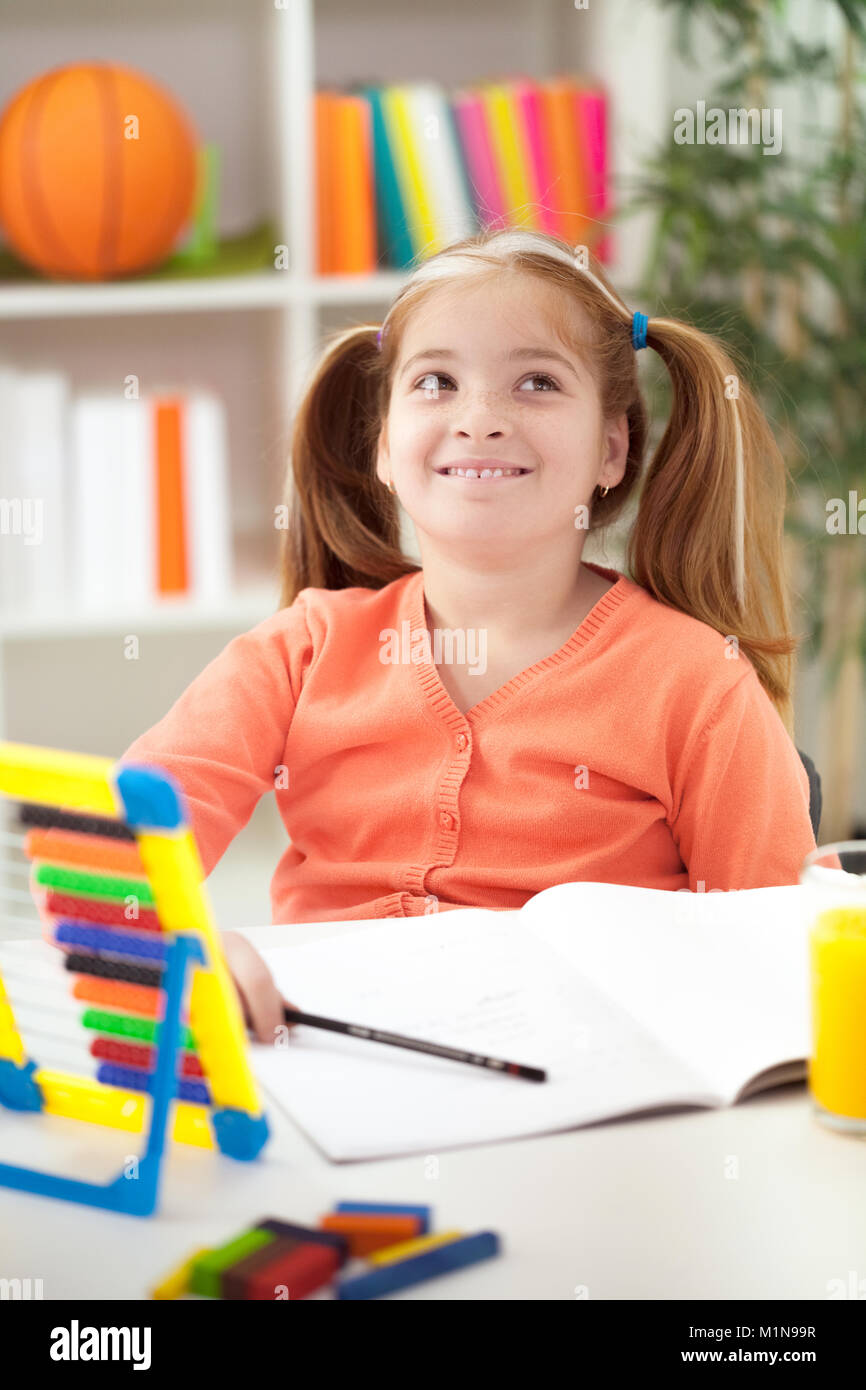 Carino piccolo i Capelli rossi ragazza fantasticando Foto Stock