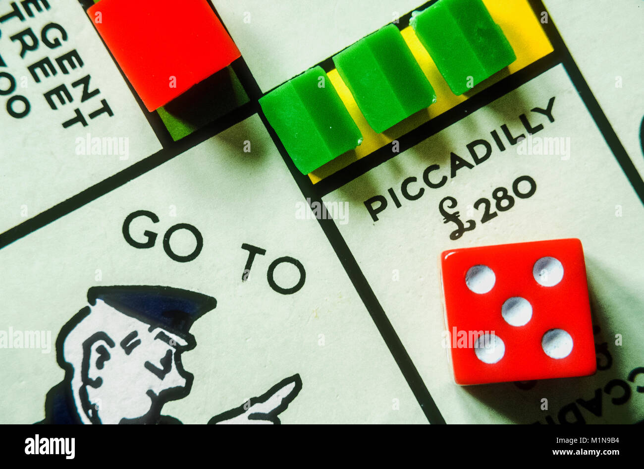 La scelta della scheda di gioco sul popolare gioco di monopolio. Foto Stock