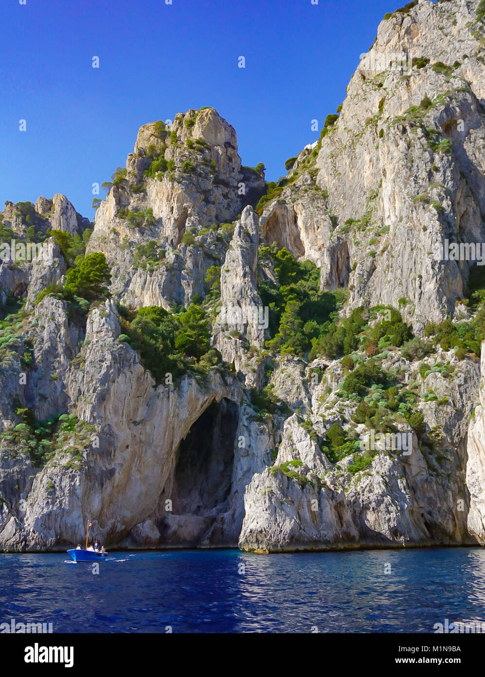 La Grotta Bianca dell'isola di Capri, Italia. Rocce costiere sul Mar Mediterraneo a Isola di Capri da una barca a motore tour. Foto Stock