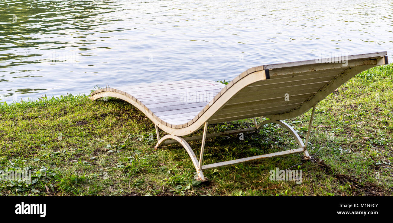 Chaise-longue sulla foresta lago. sfondo, stile di vita Foto Stock