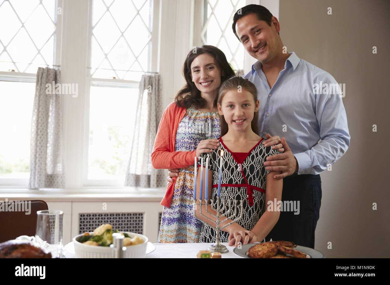 Famiglia ebraica di sorridere alla telecamera prima di pasto di Shabbat, close up Foto Stock