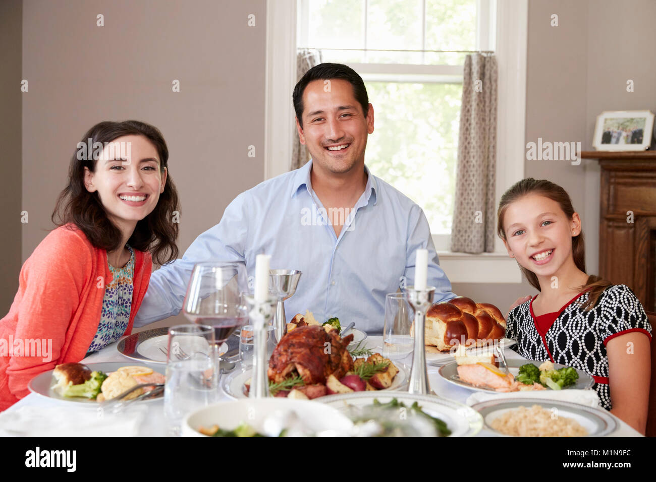 Famiglia ebraica a cena shabbat tabella sorridente alla fotocamera Foto Stock