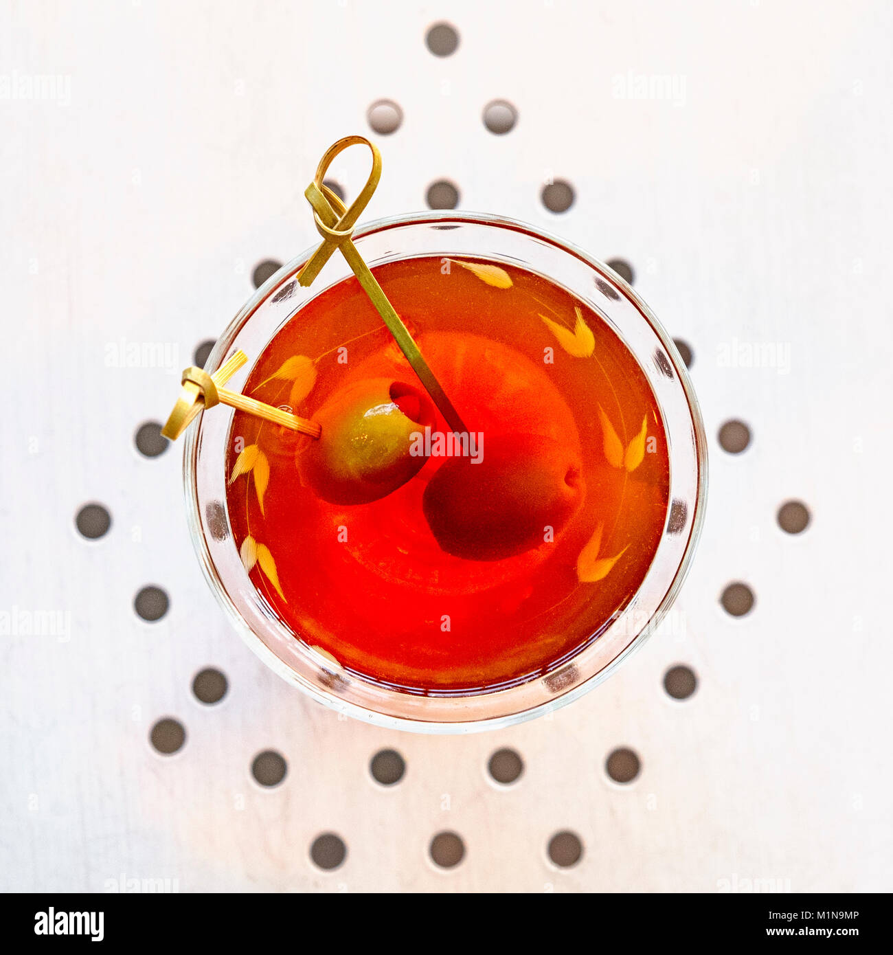 Martini cocktail fatto con Gin e vermouth, amaro e Bitter. Guarnito con due olive. Foto Stock