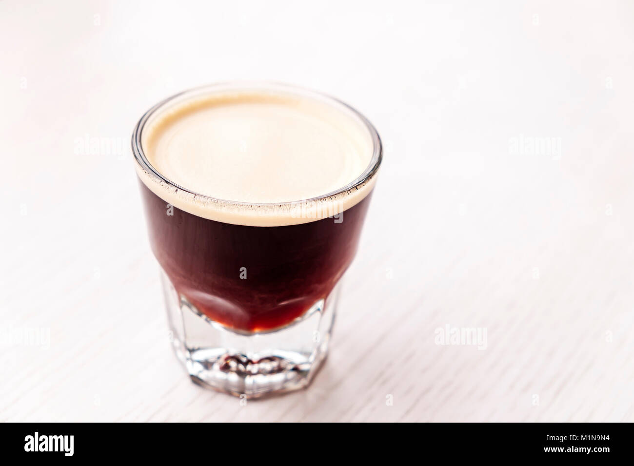 Birra fredda caffè espresso in tazza di vetro su sfondo bianco Foto Stock