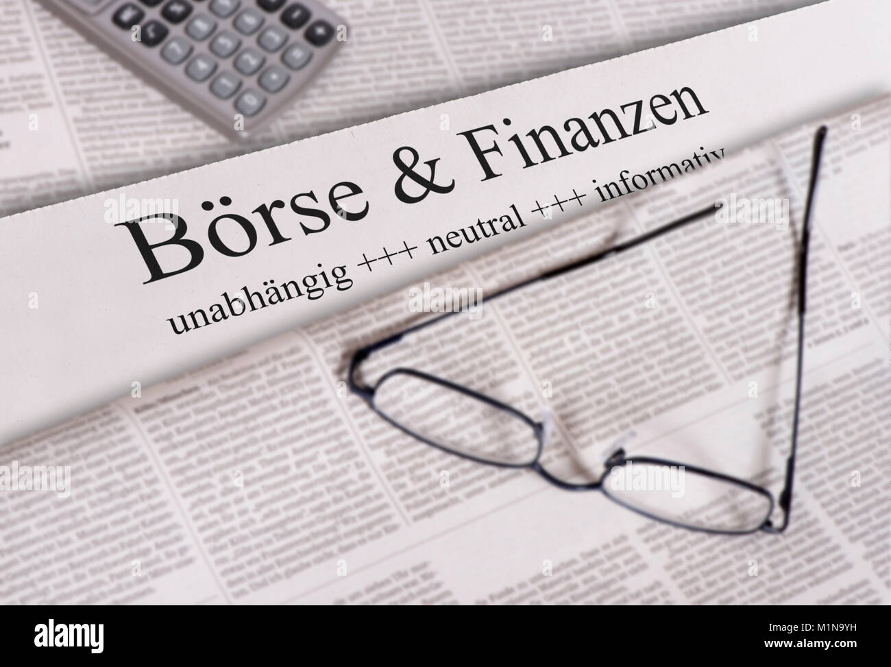 Zeitung mit Überschrift Börse & Finanzen Foto Stock