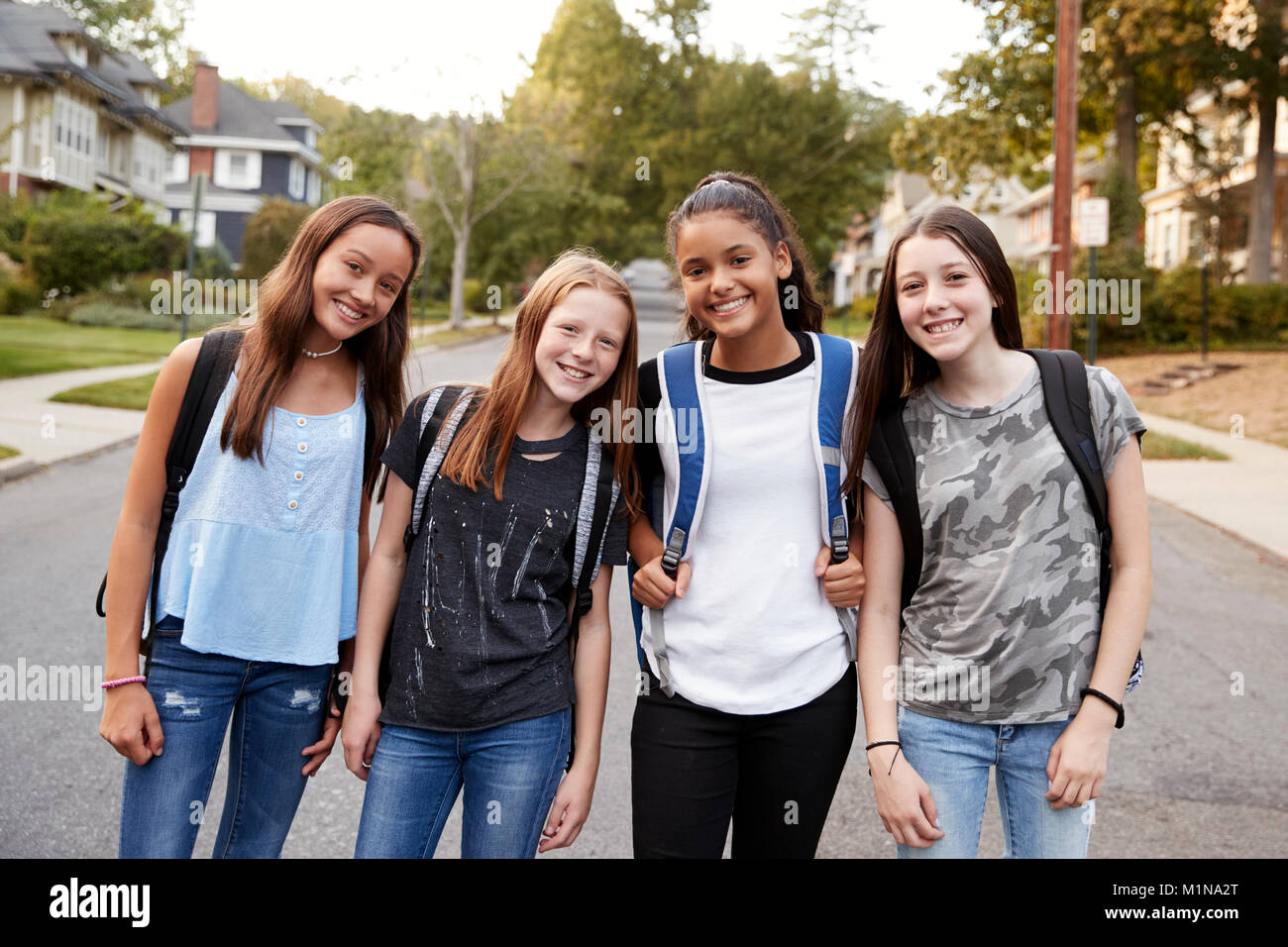 Le ragazze adolescenti sulla strada per la scuola cercando di fotocamera, close up Foto Stock