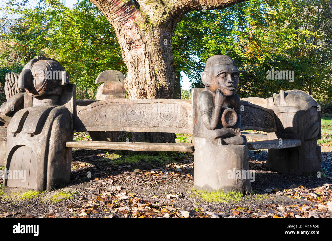 La mascherina africana panchina nel parco Auchinlea Glasgow, parte del 2014 Giochi del Commonwealth legacy. Foto Stock