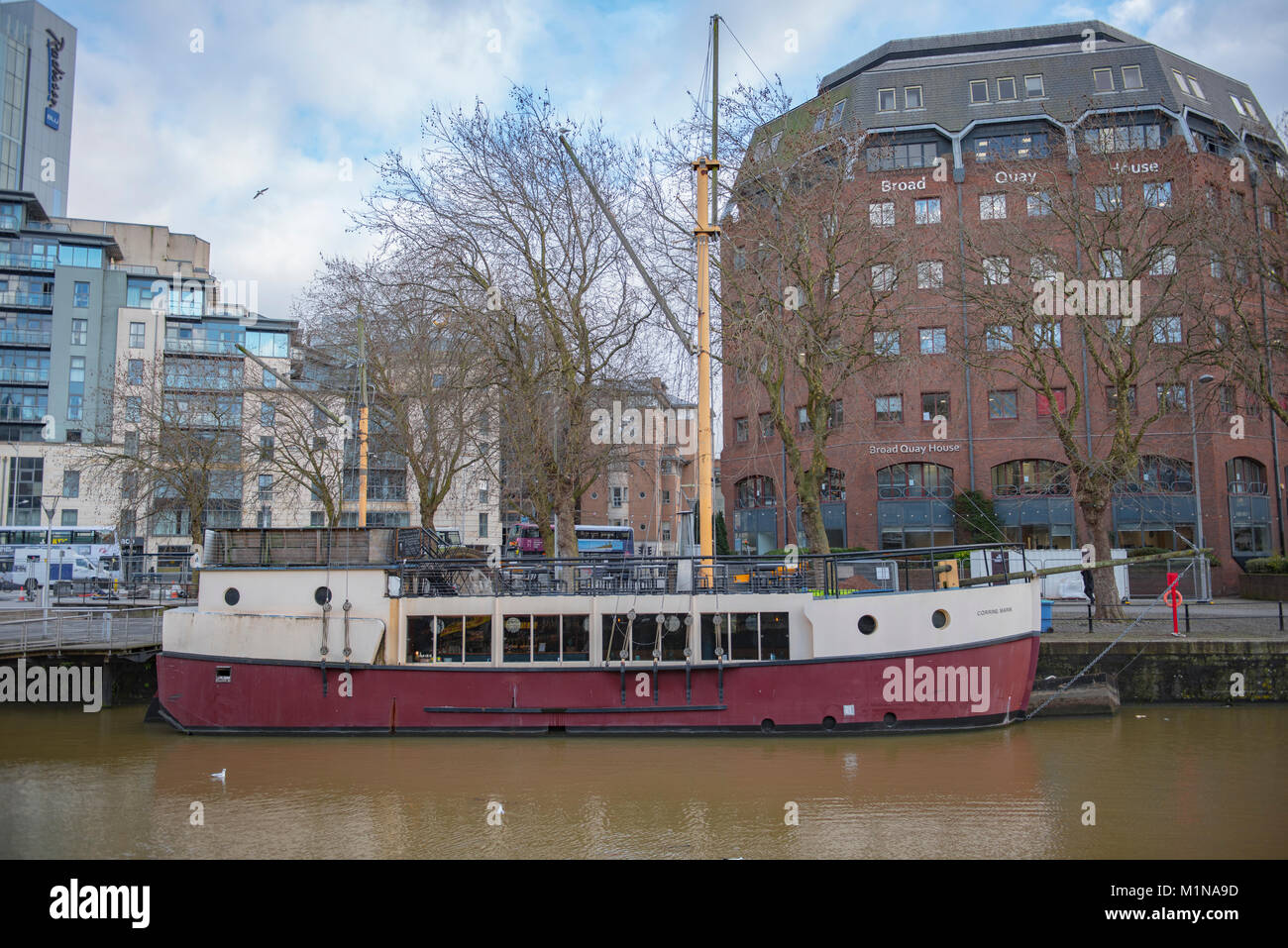Il Sotto le stelle barca Ristorante e bar in hotel Bristol e la Broad Quay House dietro Foto Stock