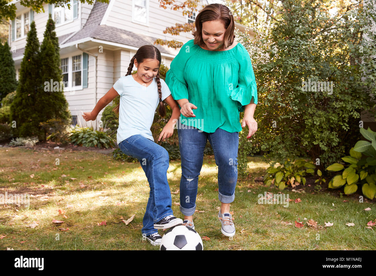 Nonna giocano a calcio nel giardino con la nipote Foto Stock