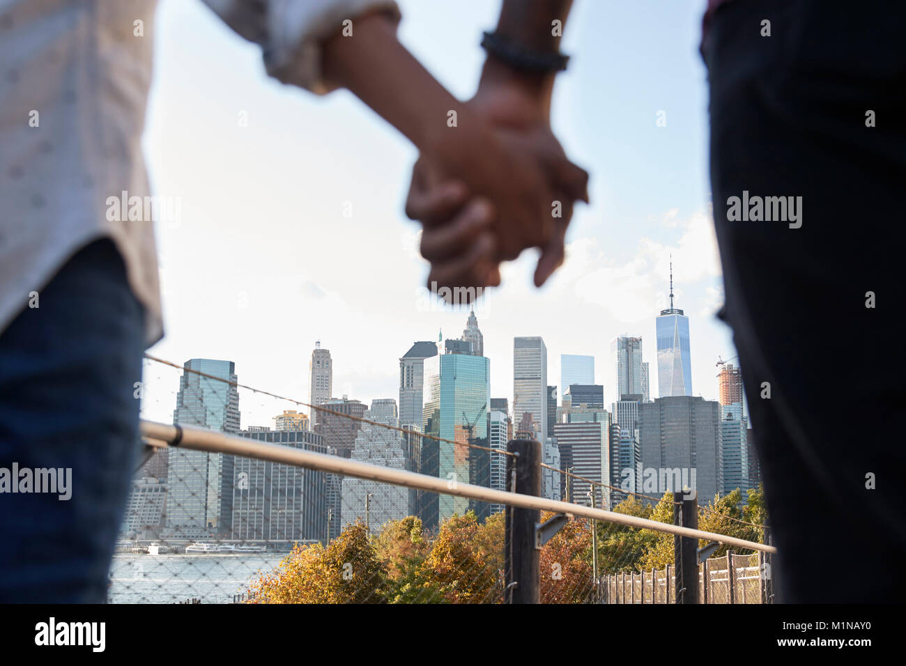 Matura in visita a New York con lo skyline di Manhattan in background Foto Stock