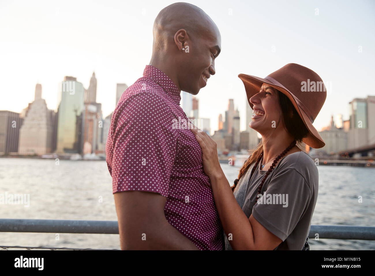 Romantico coppia giovane con lo skyline di Manhattan in background Foto Stock