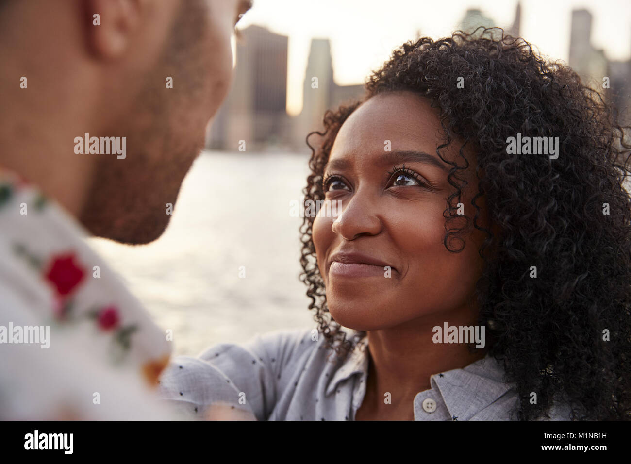 Romantico coppia giovane con lo skyline di Manhattan in background Foto Stock