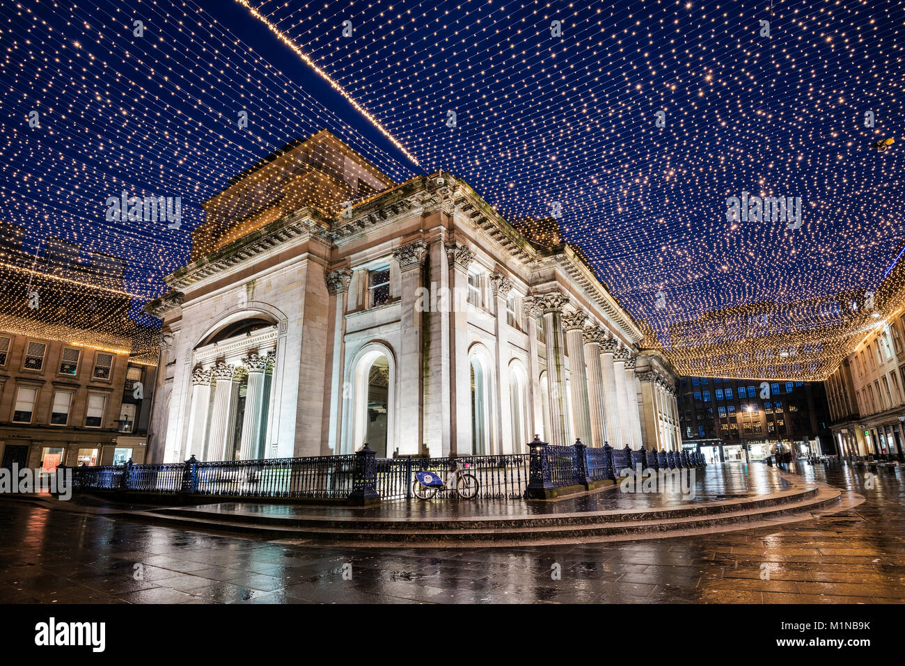 La tettoia di festosa luci sopra la Galleria di Arte Moderna di Royal Exchange Square Glasgow. Foto Stock