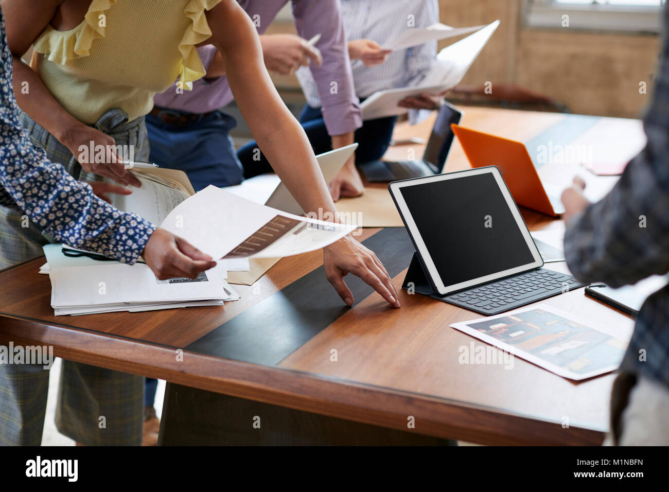 I Creative Idee di brainstorming intorno a un tavolo, metà sezione Foto Stock