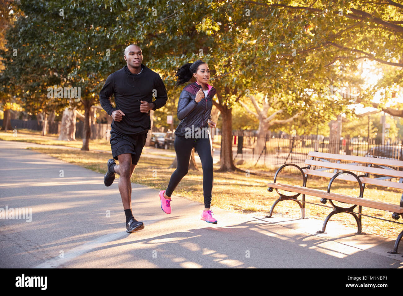 Giovane nero giovane jogging in un parco di Brooklyn Foto Stock