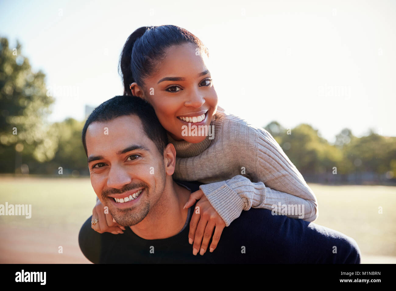 Coppia giovane sorridente in telecamera a Brooklyn, close up Foto Stock