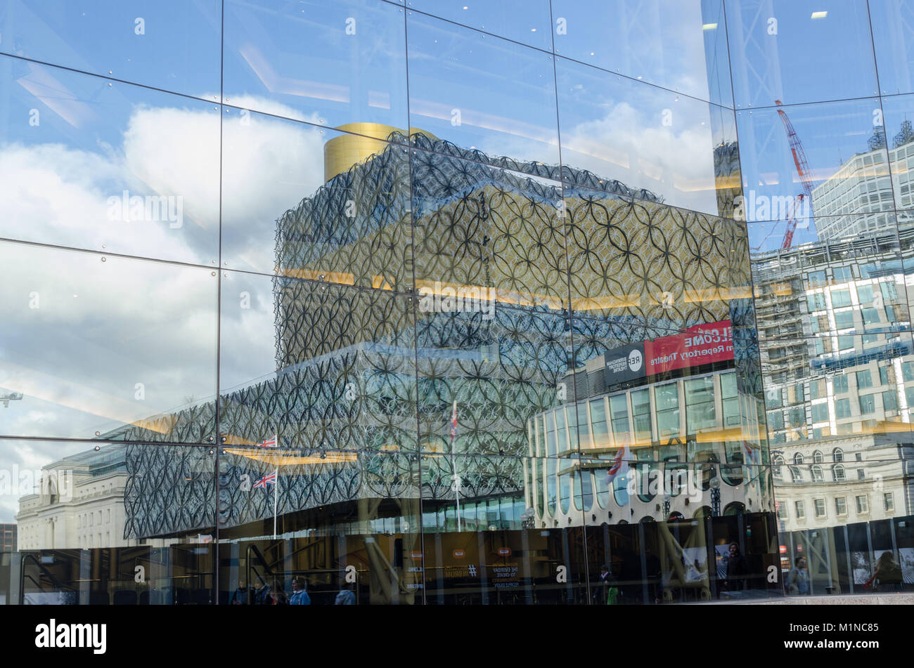 La nuova Biblioteca di Birmingham in Centenary Square si riflette nelle finestre di vetro di Symphony Hall e il Centro Convegni Internazionale di Birmingham Foto Stock