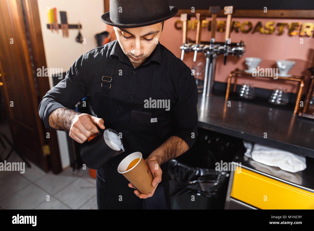 La realizzazione di una macchina per espresso e cappuccino. Foto Stock