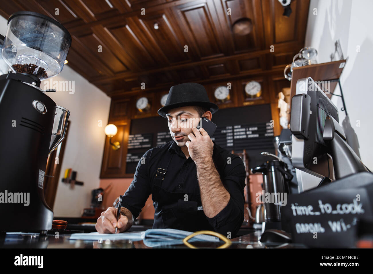 Barista fare ordine Foto Stock