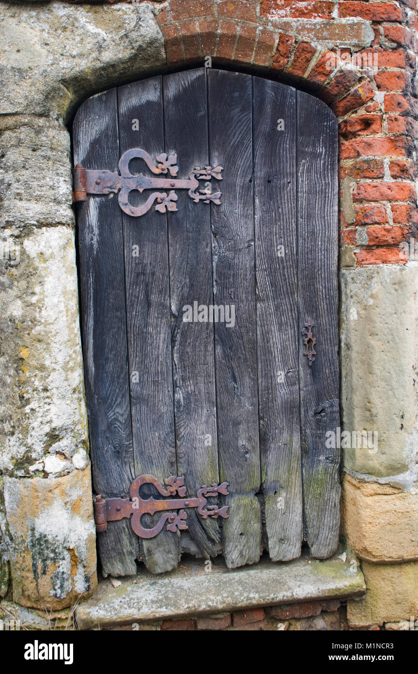 Un vecchio legno porta medievale ornato di cerniere - Giovanni Gollop Foto Stock