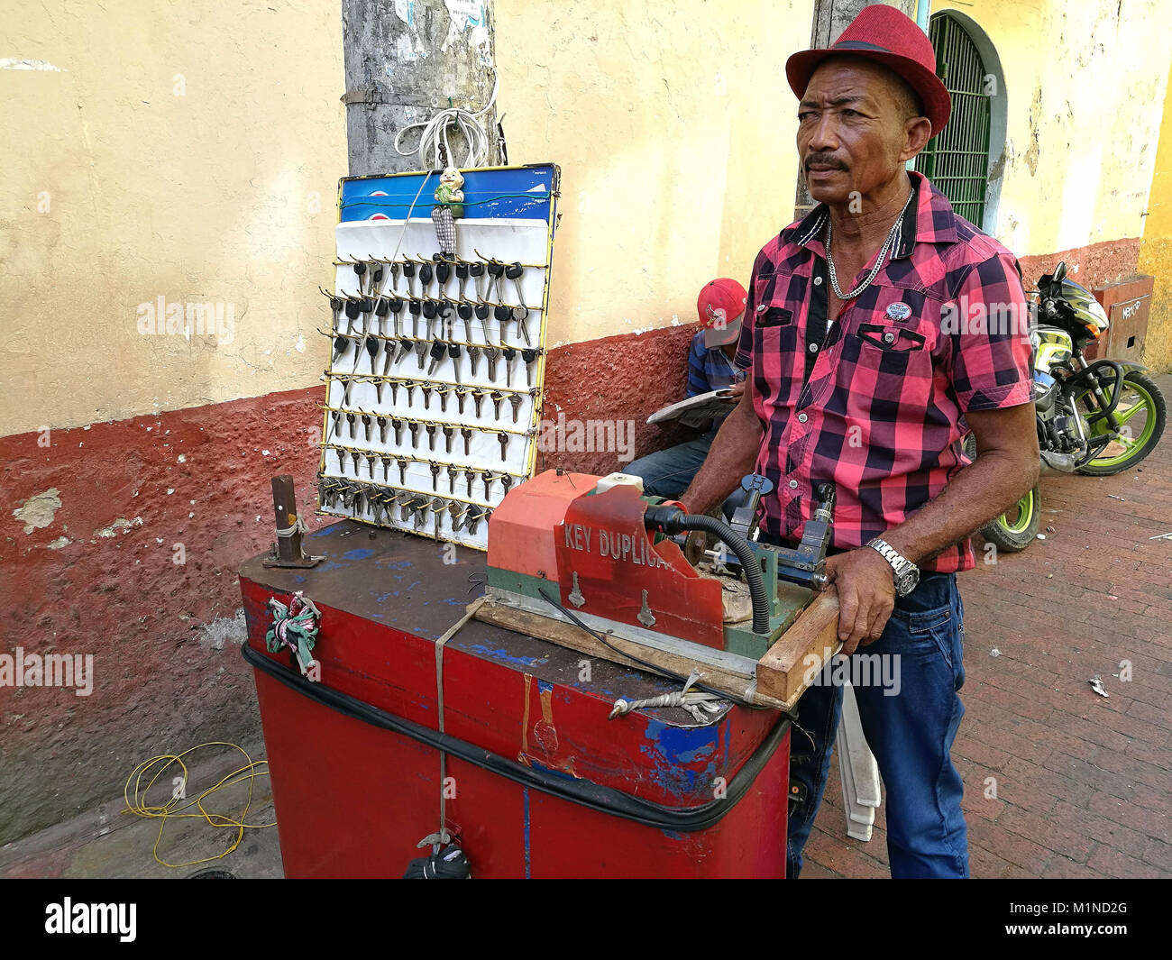 Cartagena, Colombia - Gennaio 24th, 2018: un colombiano di fabbro lavora sulla strada presso il centro storico di Cartagena. Foto Stock