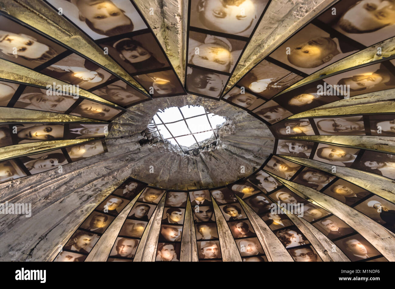 TIRANA, ALBANIA - 7 Luglio 2017: Il Castello Museo di arte è situato all'interno di un bunker atomico di Enver Hoxha. Foto Stock