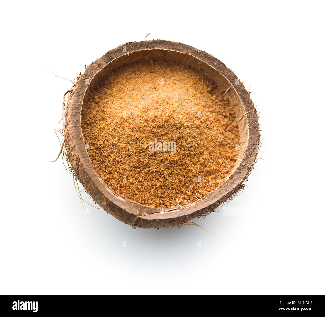 Dolce zucchero di cocco nel guscio di noce di cocco isolati su sfondo bianco. Foto Stock