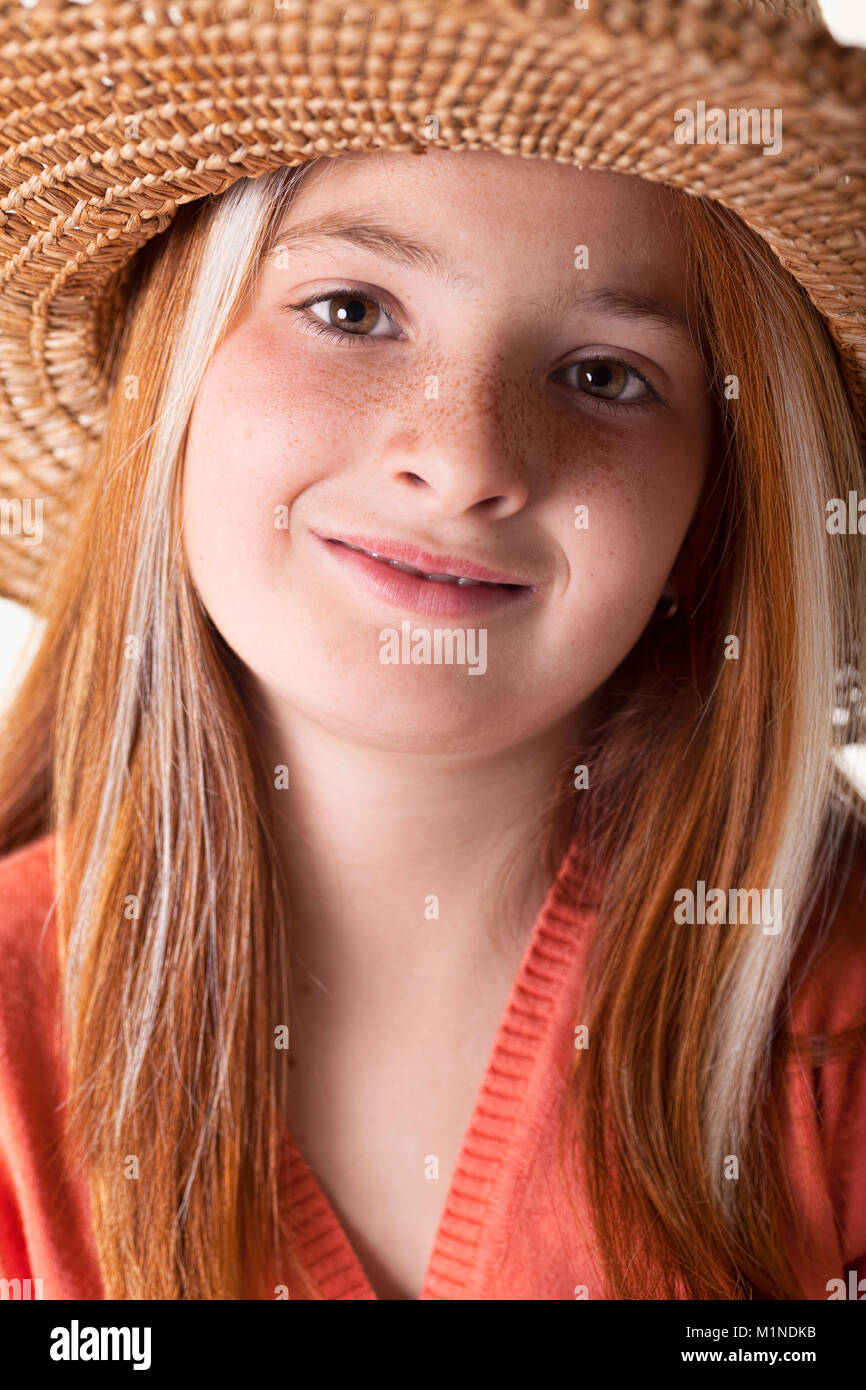 Ritratto di bella freckled bambina indossa cappello di paglia Foto Stock