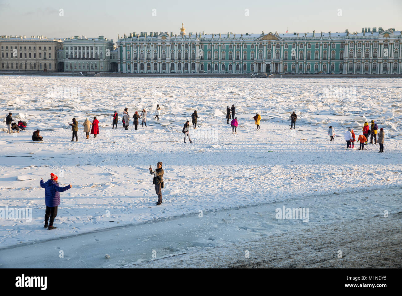 SAINT PETERSBURG, Russia - 31 gennaio 2018: fiume Neva era coperto con hummocks. La gente a piedi sul ghiaccio e scattare una foto sullo sfondo di ghiaccio floes. Foto Stock