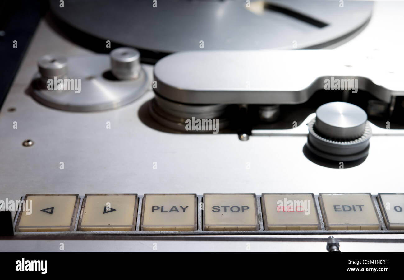 Macro close up vintage professionale multitraccia analogica di un pollice studio registratore a nastro, interruttore di comando Foto Stock