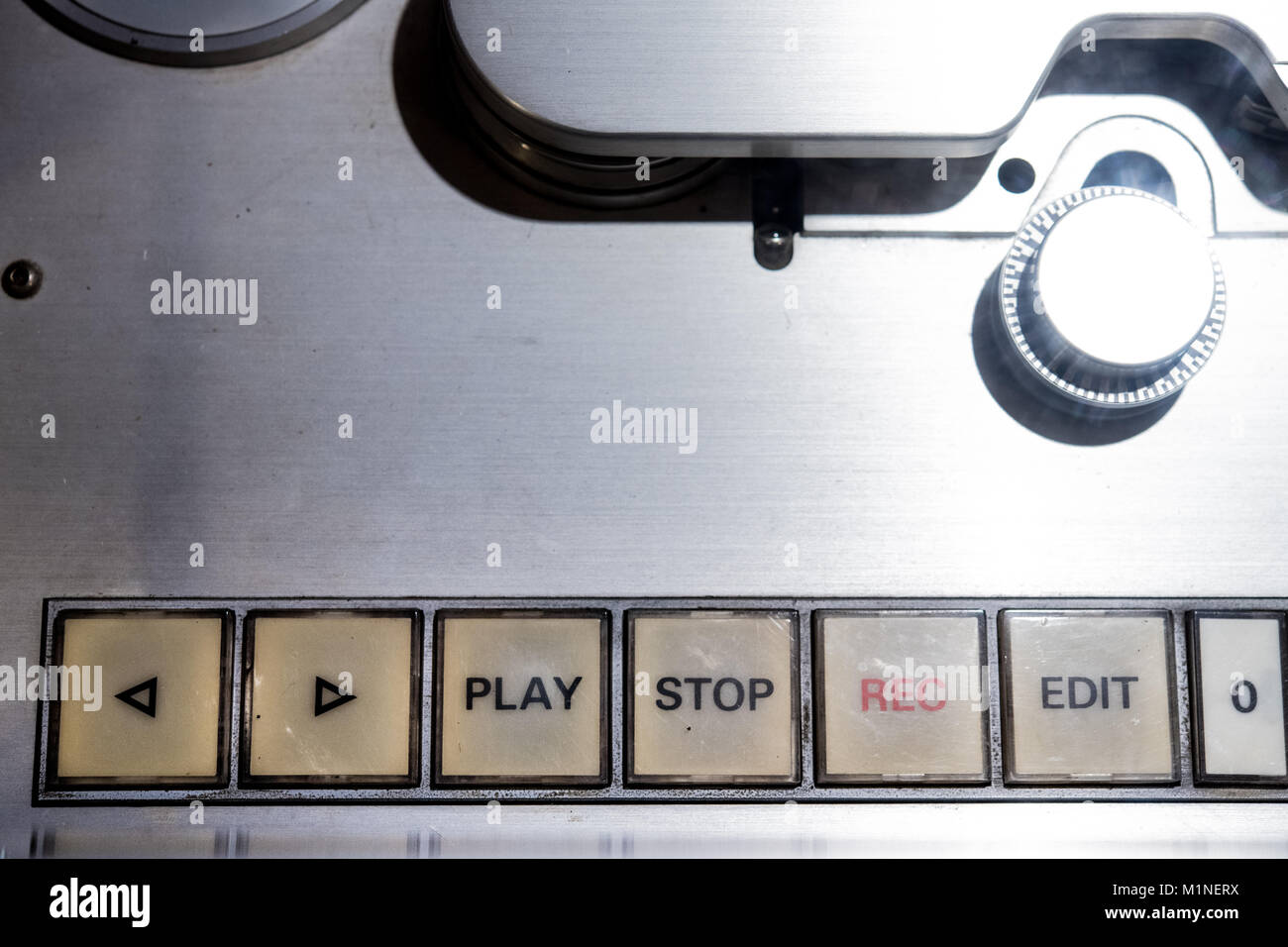 Macro close up vintage professionale multitraccia analogica di un pollice studio registratore a nastro, interruttore di comando Foto Stock