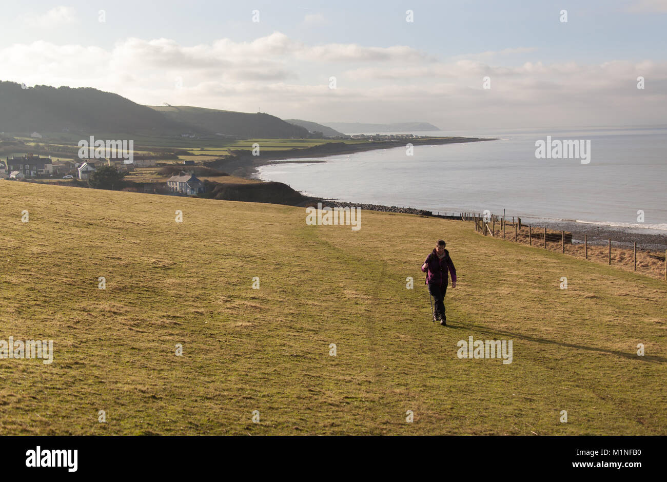 Il Galles e Ceredigion Coast Path. Vista pittoresca di un viandante sul sentiero costiero itinerario tra il villaggio di Llanon e la città di Aberaeron. Foto Stock