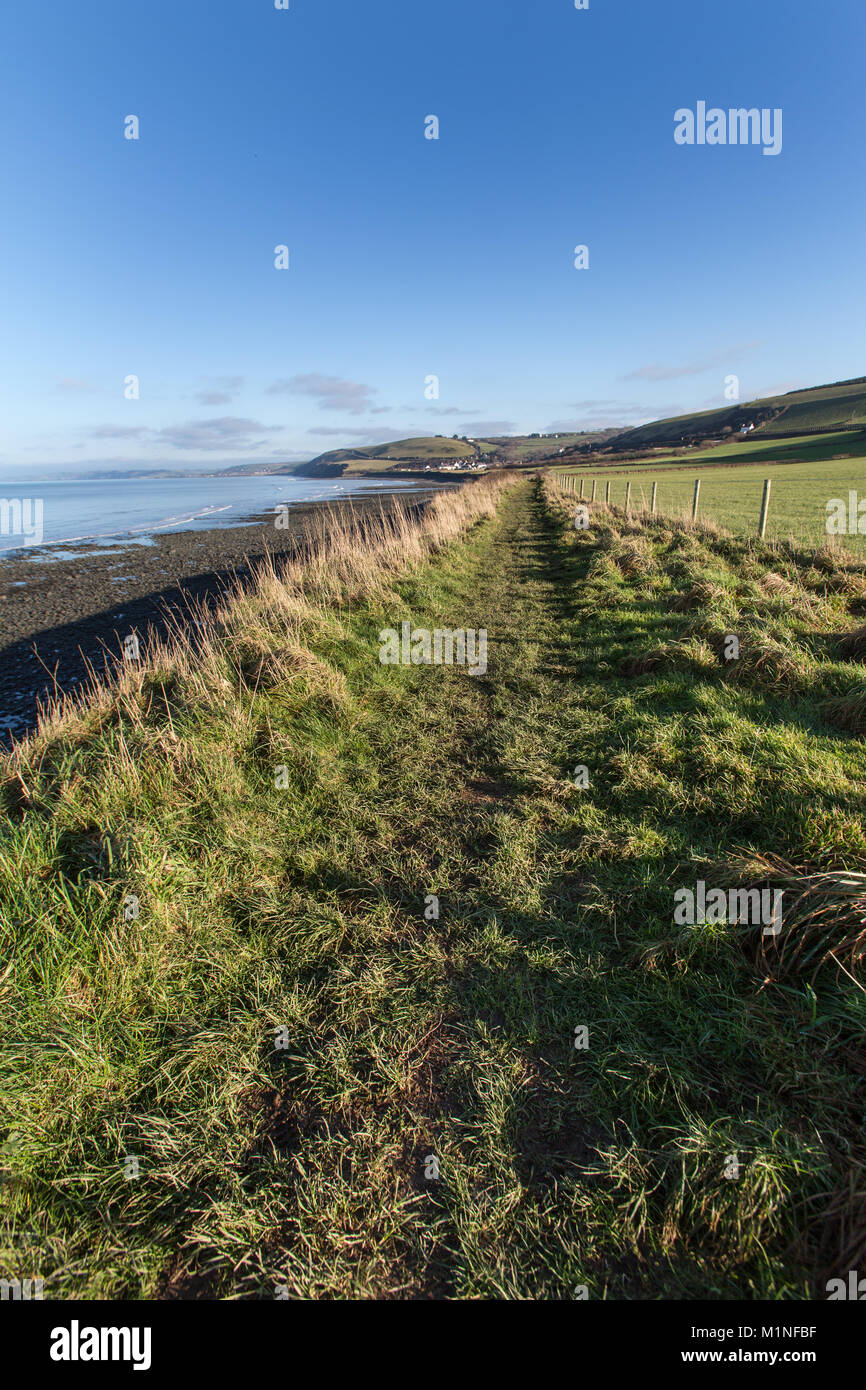 Il Galles e Ceredigion Coast Path. Vista pittoresca del sentiero costiero itinerario tra il villaggio di Llanon e la città di Aberaeron. Foto Stock