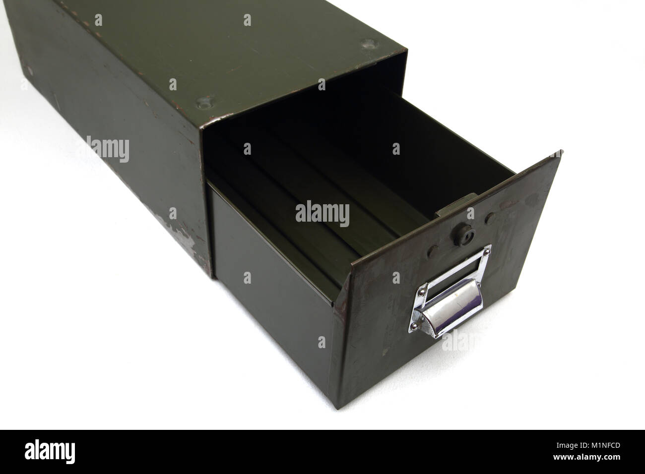 Vintage anni cinquanta il deposito di metallo casella Condizione Distressed Chrome targhetta del nome e della maniglia Foto Stock