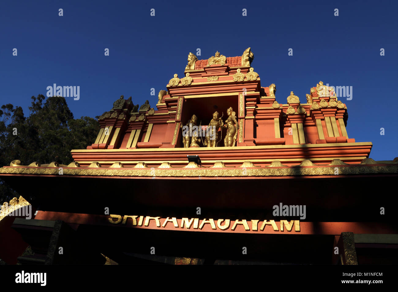Sita Amman Tempio Seetha Eliya centrale Provincia dello Sri Lanka ha detto di essere il luogo dove Ravana detenute sita in cattività Il Ramayana oro statue del Signore Rama Foto Stock