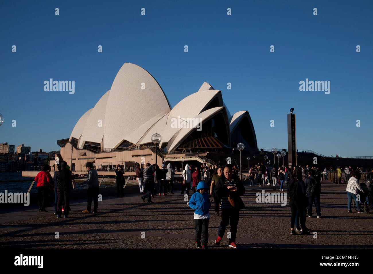 Scrittori a piedi la opera house di SYDNEY Circular Quay di Sydney New South Wales AUSTRALIA Foto Stock