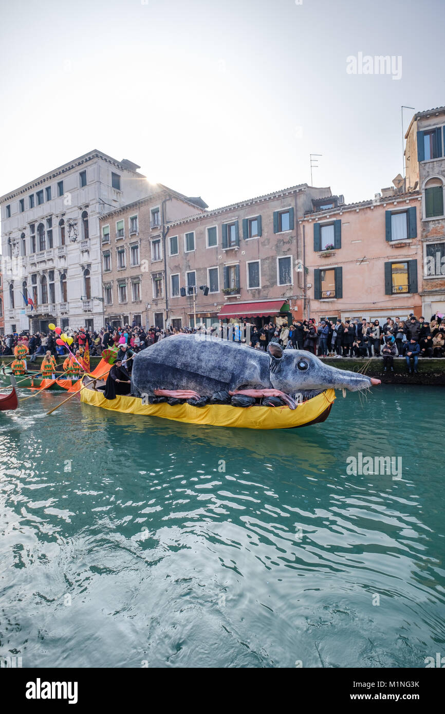 Il 'Pantegana' veneziana del costume tradizionale in apertura del Carnevale di Venezia 2018. Venezia, Italia. Gennaio 28, 2018 Foto Stock