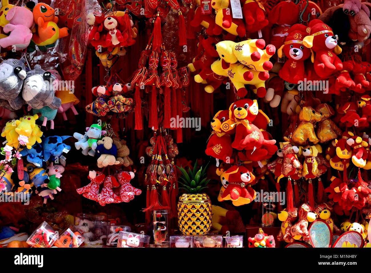 Shop Visualizzati Cinese tradizionale Nuovo Anno decorazioni, popolare doni che significano buona fortuna e prosperità, nella storica Chinatown Foto Stock