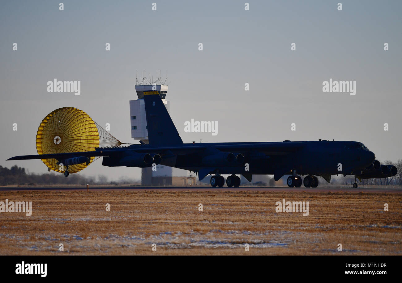 A B-52H Stratofortress distribuisce il suo drogue paracadute dopo lo sbarco a Minot Air Force Base, N.D., Gennaio 30, 2018. Un paracadute drogue è progettato per fornire un controllo, stabilità e rallentare rapidamente gli oggetti in movimento. (U.S. Air Force foto di Tech. Sgt. Jarad A. Denton) Foto Stock