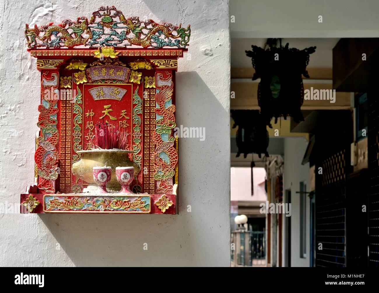 Strada buddista santuario con incenso e le offerte per i defunti Foto Stock