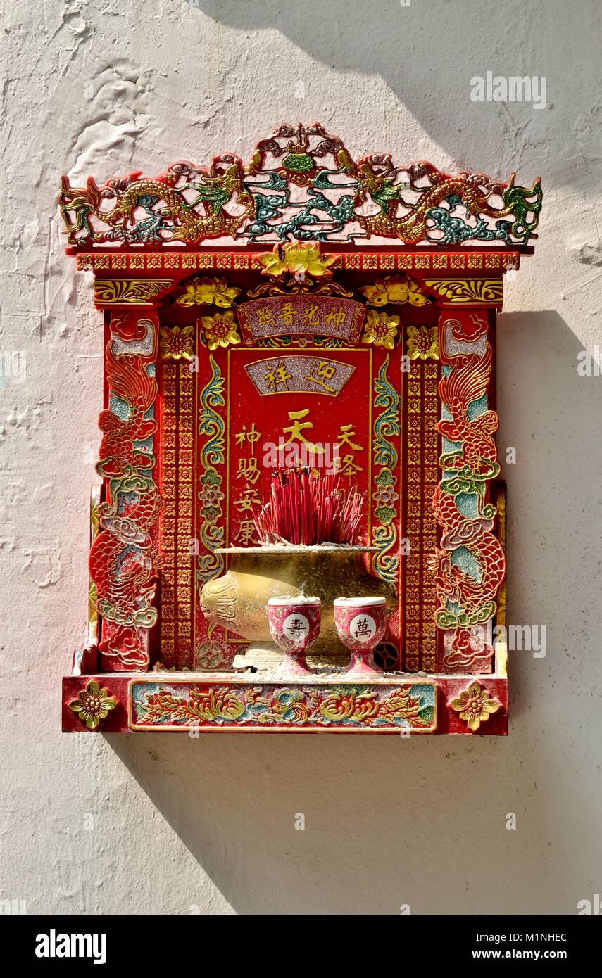 Strada buddista santuario con incenso e le offerte per i defunti Foto Stock