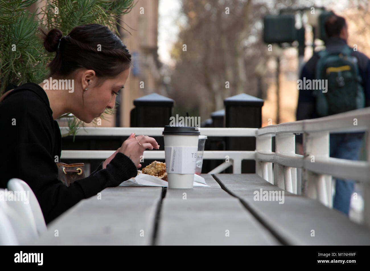 Una donna prende una pausa caffè al di fuori di un Sacramento cafe. Foto Stock