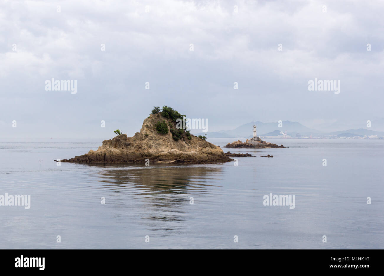 Vista da Oshima Isola verso Imabari (Shikoku); Seto Inland Sea, Giappone Foto Stock