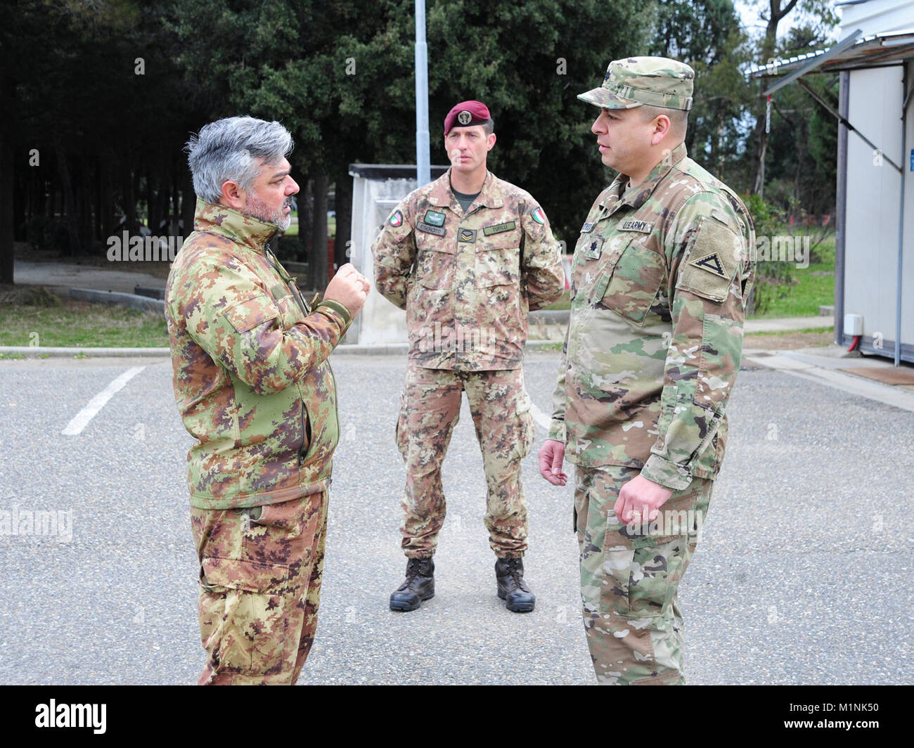 L'Esercito Italiano Col. Marco Becherini, Folgore (ABN) vigili del Centro di formazione Commander, CMC Giacinto H. Tufilli, formazione LNO - EOC stati USAG Italia DMC Base Italiana il comando e U.S. Esercito Lt. Col. Ismael B. Natividad, formazione di attività di supporto (Europa TSAE) Direttore, durante il direttore TSAE visita a Lustrissimi Area Formazione, Livorno, Italia, Jan 30, 2018.( Foto Stock