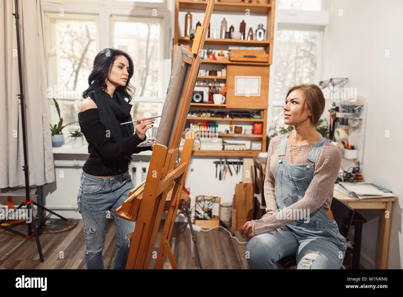 Due ragazze in un artista studio. vernici modello Foto Stock