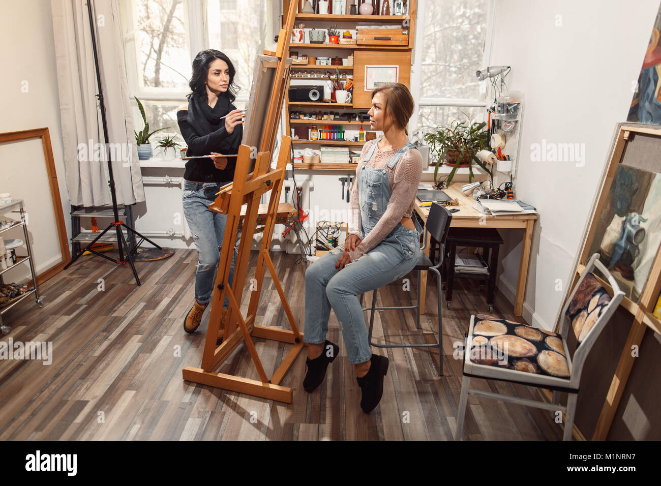 Due ragazze in un artista studio. vernici modello Foto Stock