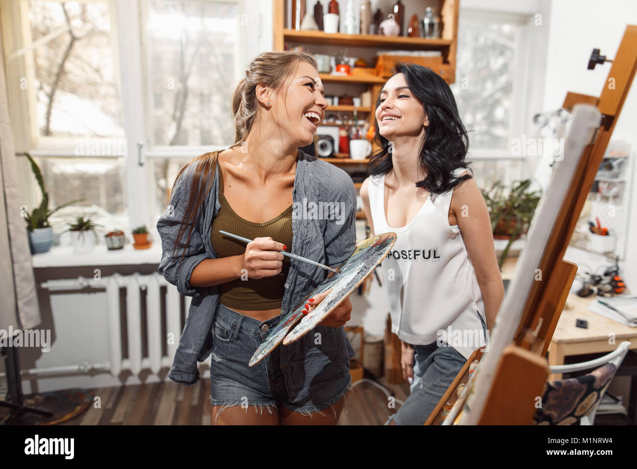 Due ragazze in un artista studio. vernici modello Foto Stock