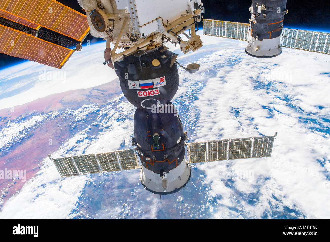 Space-December esterno 30, 2017: straordinaria vista del pianeta Terra e la navicella spaziale Soyuz agganciata alla ISS. Questo elementi di immagine fornita dalla NASA Foto Stock