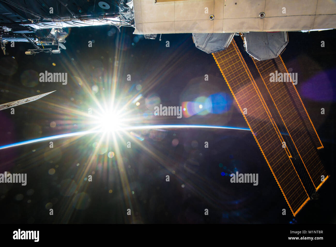 Impressionante la luce solare nello spazio. Il sole è visto dalla ISS o stazione spaziale internazionale. Questo elementi di immagine fornita dalla NASA Foto Stock